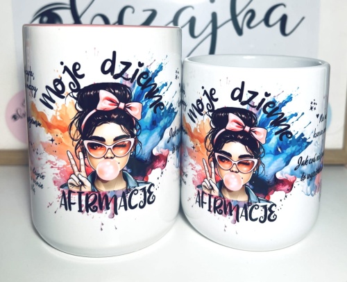 Kubek ceramiczny moje dzienne afirmacje, blondynka, widok na przód, pojemność 330 i 440ml