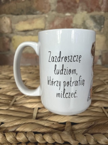 Kubek ceramiczny, zazdroszczę ludziom, którzy potrafią milczeć BLONDYNKA, widok na napis z boku
