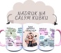 Kubek ceramiczny z napisem Kubek zajebistości (dodaj imię) z różnumi napisami z blondynką w długich włosach.jpg