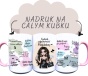 Kubek ceramiczny z napisem Kubek zajebistości (dodaj imię) z różnumi napisami z brunetką w długich włosach.jpg