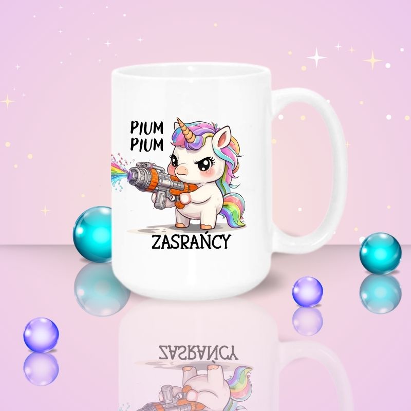 kubek ceramiczny z grafiką jednorożca trzymającego karabin strzelający tęczą i podpisem pium pium zasrańcy