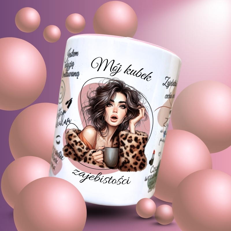 Kubek ceramiczny z brunetką trzymającą kawę i poprawiającą włosy z napisem mój kubek zajebistości